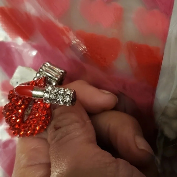 Red Rhinestone lipstick Stretch Ring  New - Picture 5 of 5